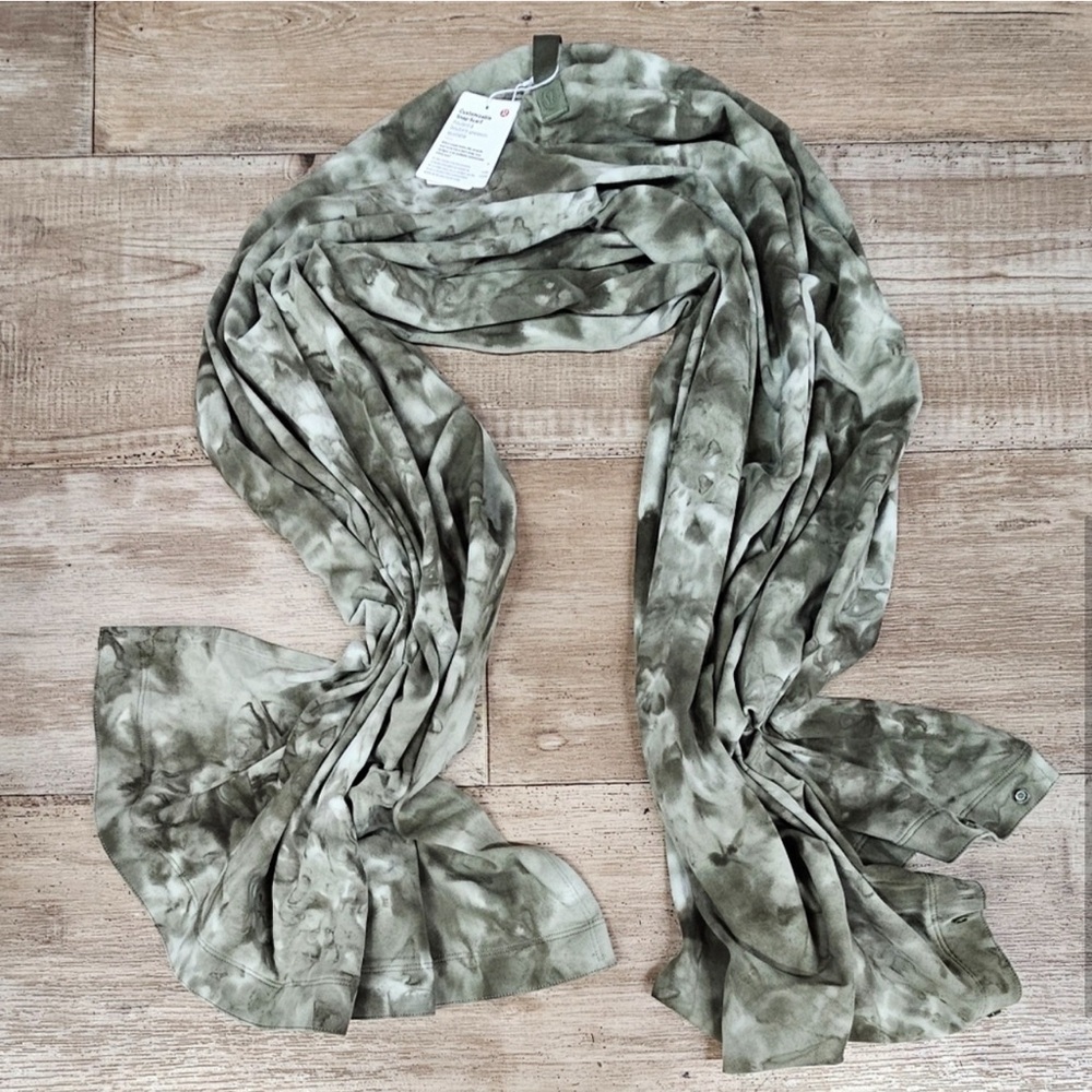 Lululemon Customizable Snap Scarf in Camouflage Green One Size NWT